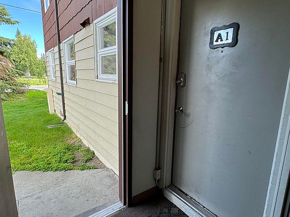 3rd image of 656 Fairbanks St