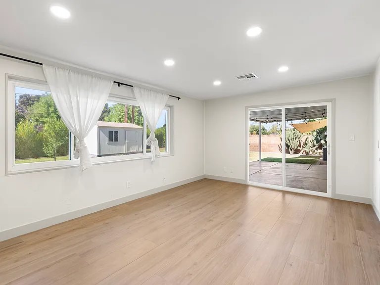 715 W Oregon Ave — Photo 19