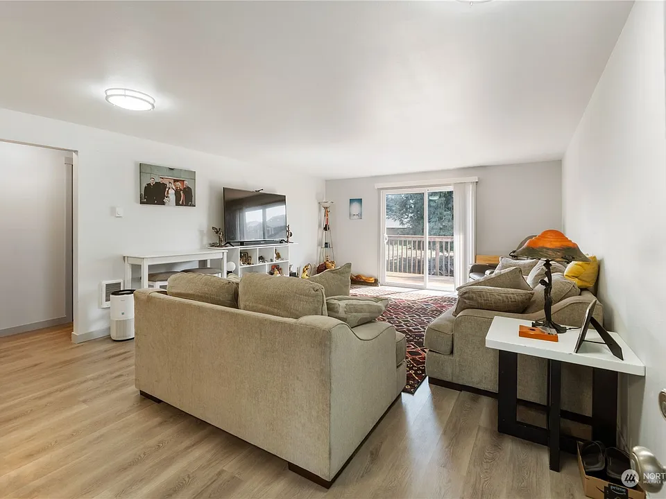 Unit 3 Living Room>