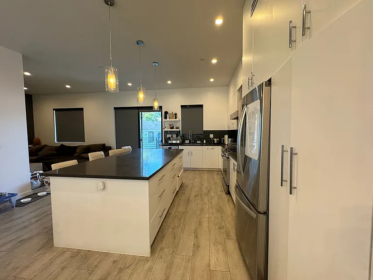 143 N Ardmore Ave — Photo 4