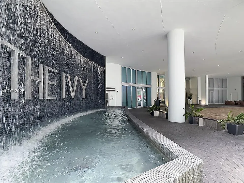 2 bed, 1079 sqft, $3,600 — Photo 2