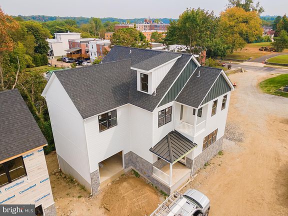3rd image of 628 Leverington Ave #2