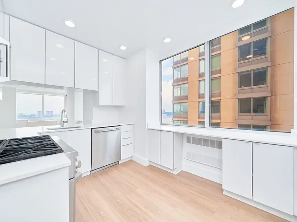 160 Riverside Boulevard image 3 of 18