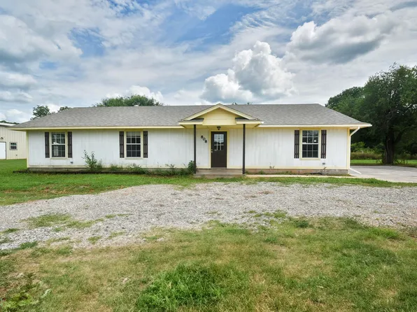 808 W Oak Main Ave, Comanche, OK 73529