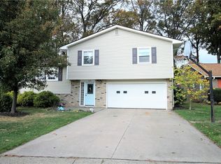 429 Pickwick Ln, Tallmadge, OH