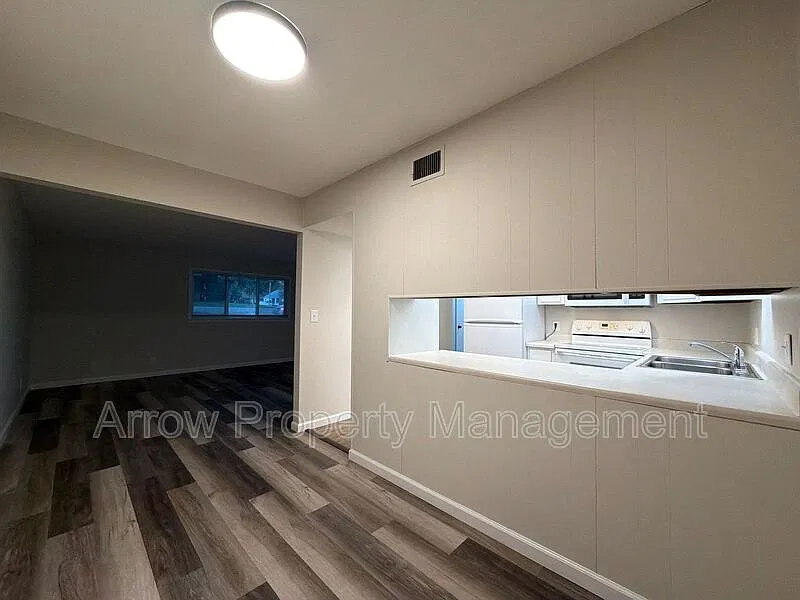 2 bed, 1.0 bath, 970 sqft, $850 — Photo 3