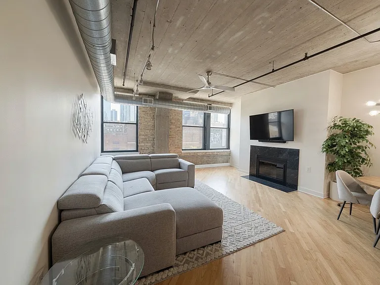 411 W Ontario St #527 — Photo 3