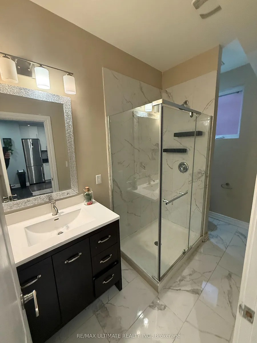 Building Photo - 1166 Glengrove Ave W #2