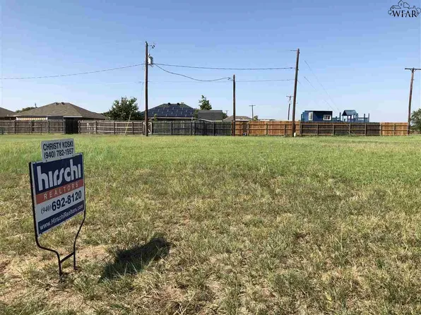 114 E Valley Dr, Iowa Park, TX 76367
