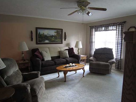 Wonderful Dining Area Overlooking the Beautiful Private Backyard