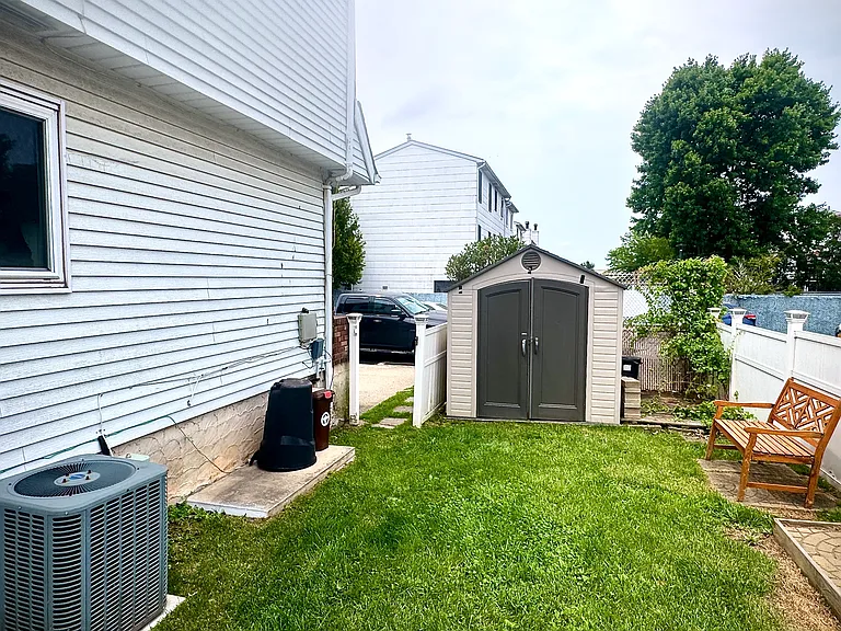 49 Country Dr W — Photo 35