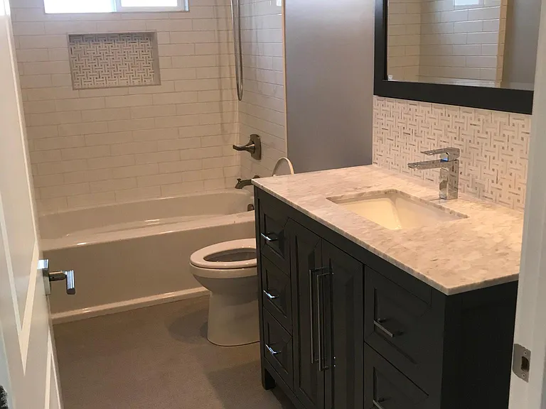 Main bathroom with tub