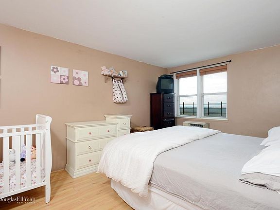 3rd image of 5900 Arlington Ave APT 18F