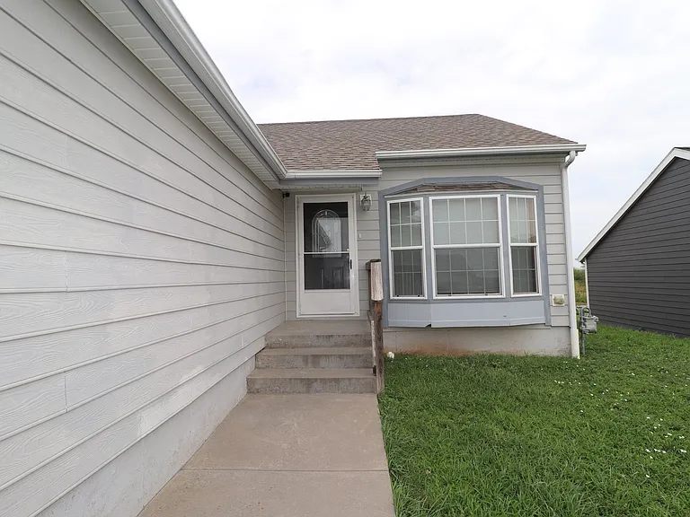2120 Thompson Dr — Photo 2