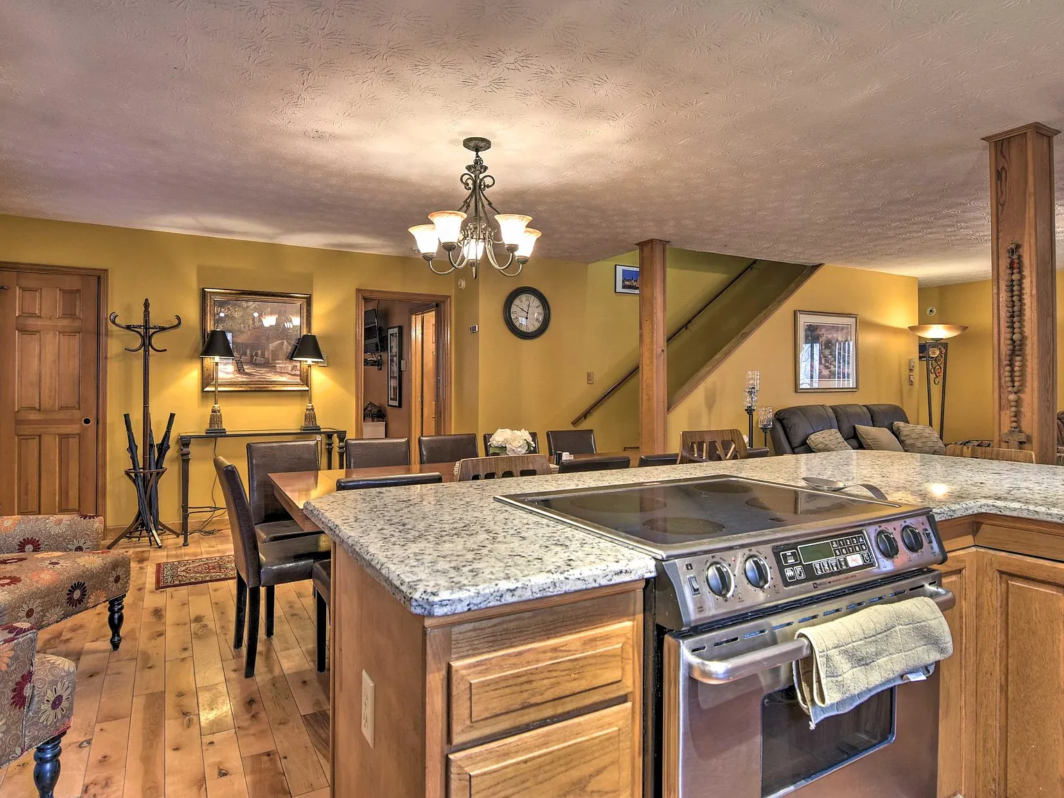 5 bed, 2800 sqft, $9,495 — Photo 3