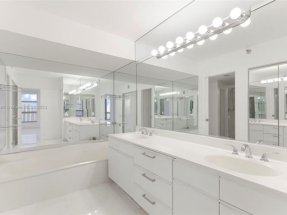 4th image of 19101 NE 36th Ct APT 2911