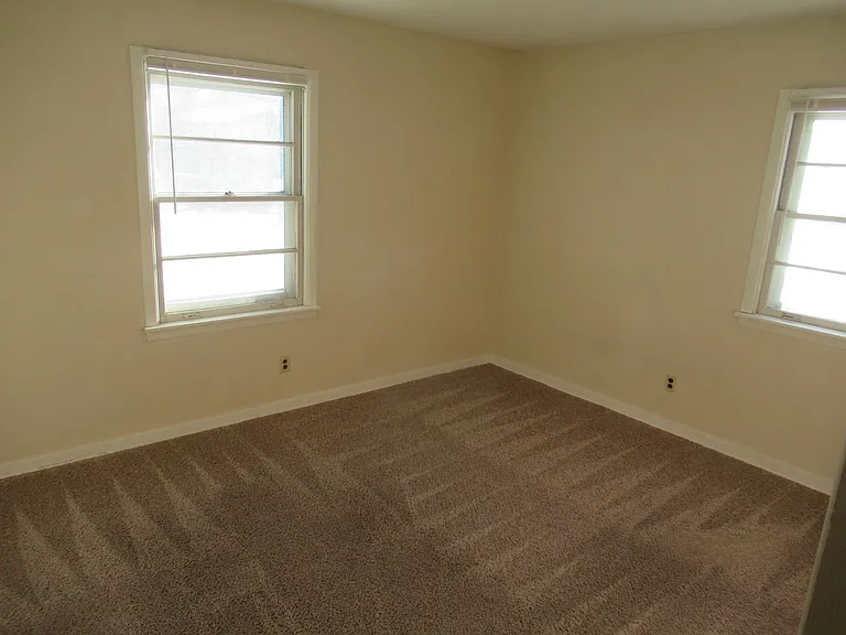 922 Broadway St — Photo 5