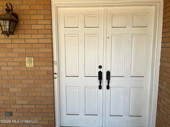 4th image of 165 Bristol Blvd