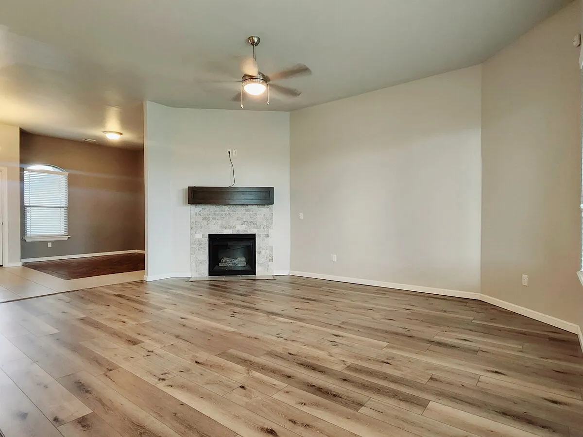 3 bed, 2.5 bath, 1981 sqft, $1,995 — Photo 4