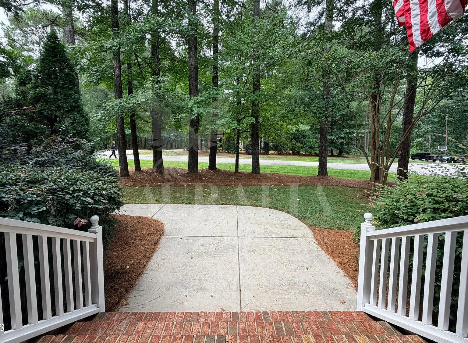 4 bed, 2.5 bath, 3955 sqft, $5,200 — Photo 4