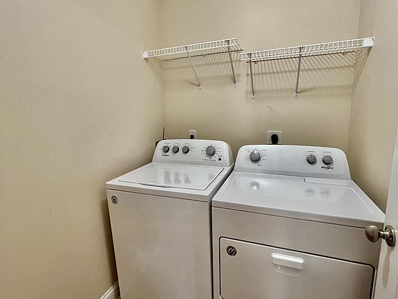 5th image of 40 Brownstone Dr