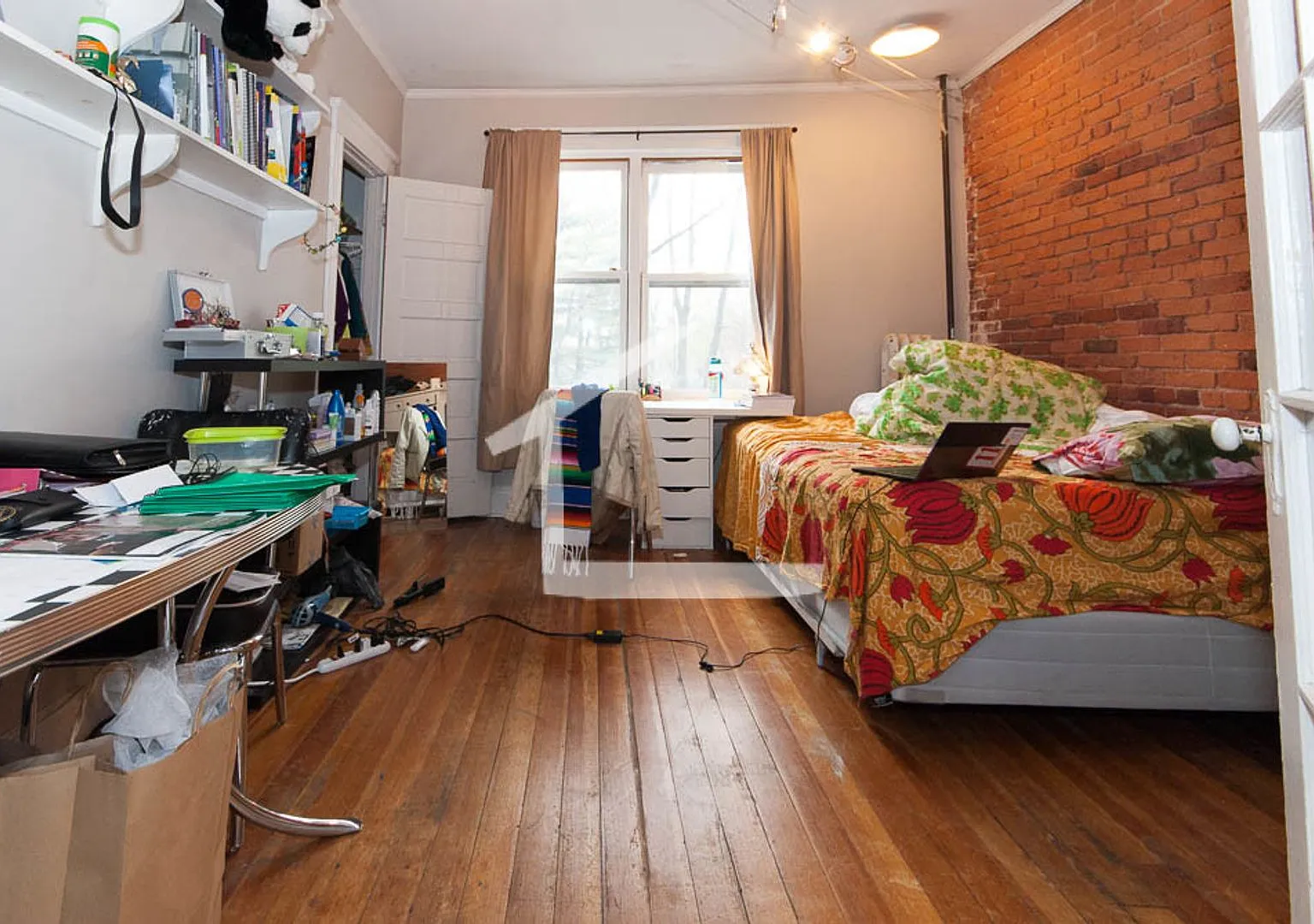 Charming 5 Bedroom-No Broker Fee — Photo 4