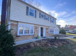 6 Blackwell Ln, Stony Brook, NY 11790