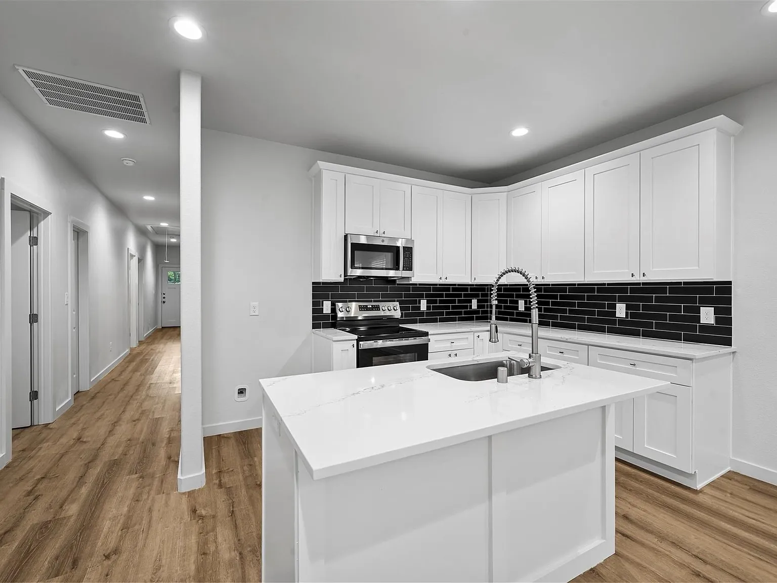 4 bed, 1491 sqft, $1,799 — Photo 2