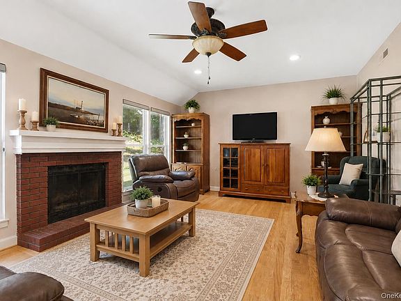 4th image of 953 Heritage Hills #A
