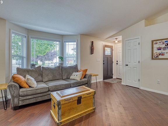 4th image of 9907 NE 104th Ct