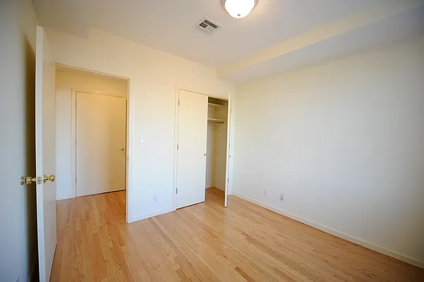 Rented by RES New York | media 24