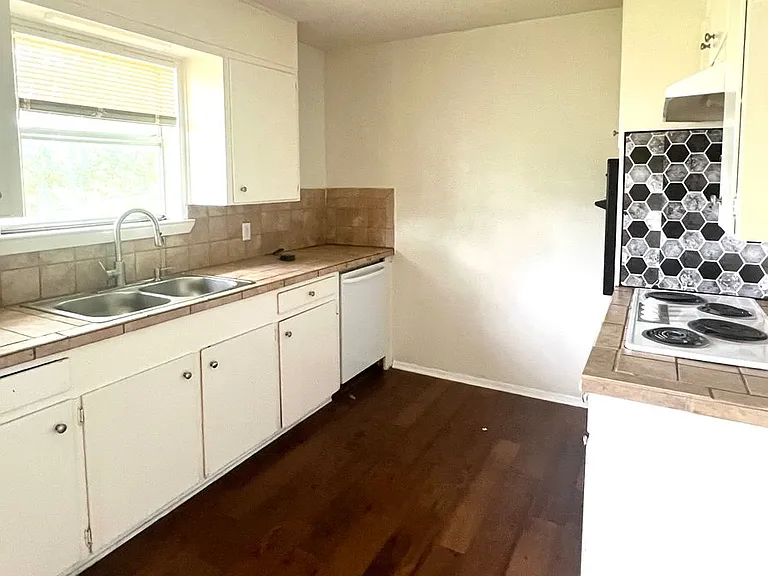 421 Arthur Dr — Photo 2