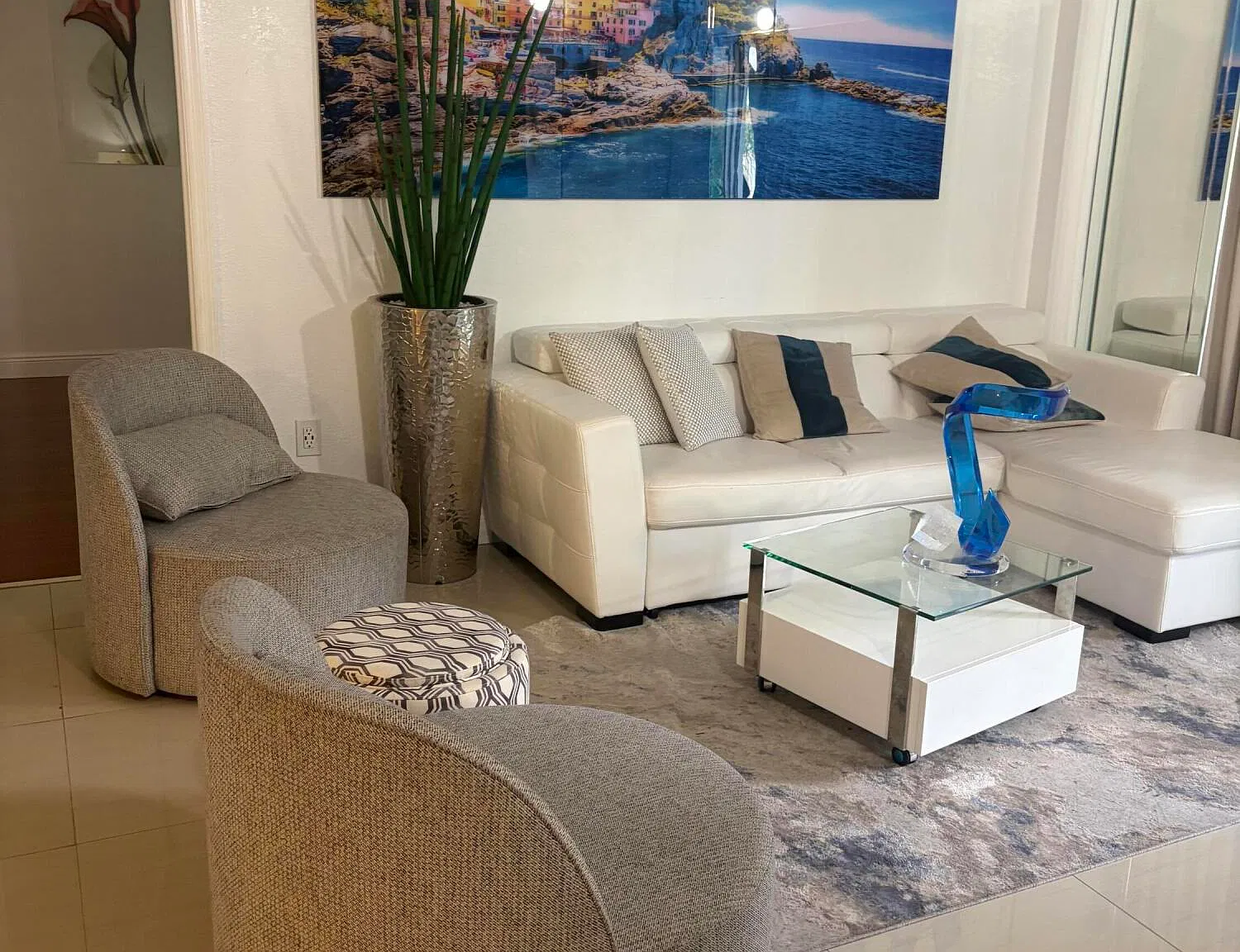 2 bed, 2.0 bath, 972 sqft, $2,500 — Photo 2