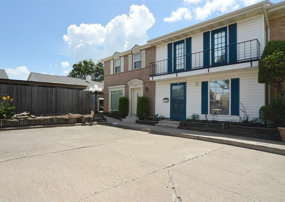 18216 Heritage Lane, the pretty townhouse with the balcony.
