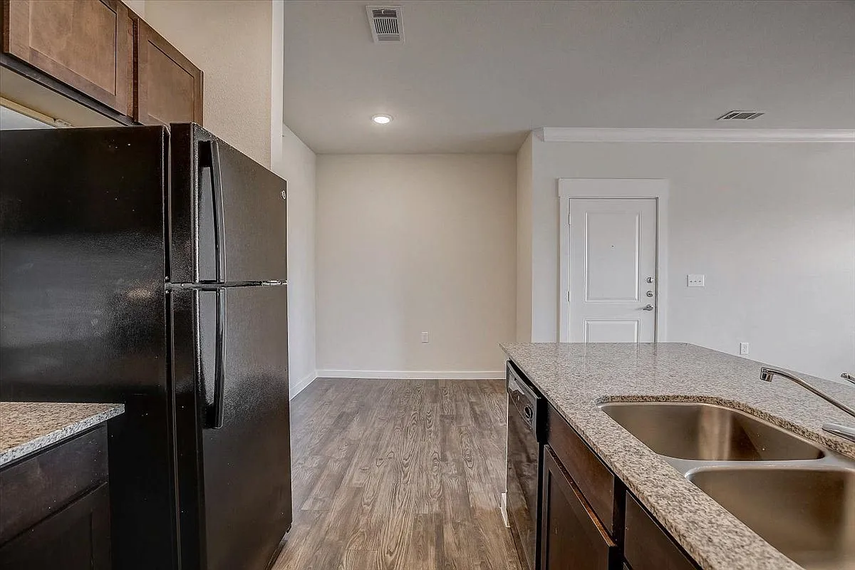 The Strand Apartments — Photo 3