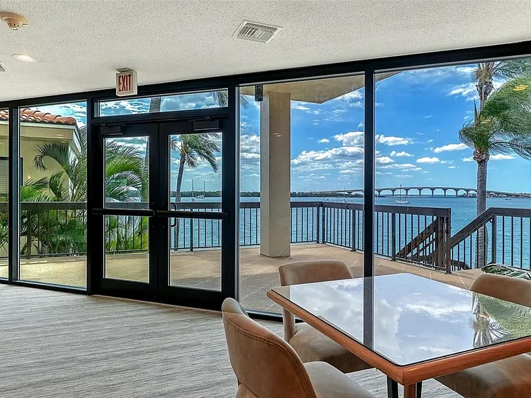 Bahia Del Mar Cir — Photo 37
