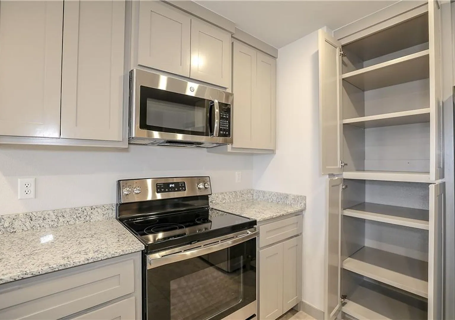 Welcome To Your Next Home In A Fabulous Central Location — Photo 4