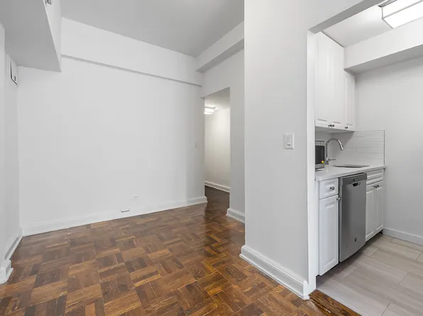 300 East 57th Street image 4 of 8