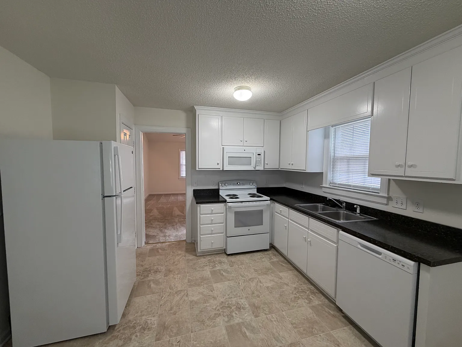 2 bed, 850 sqft, $995 — Photo 3