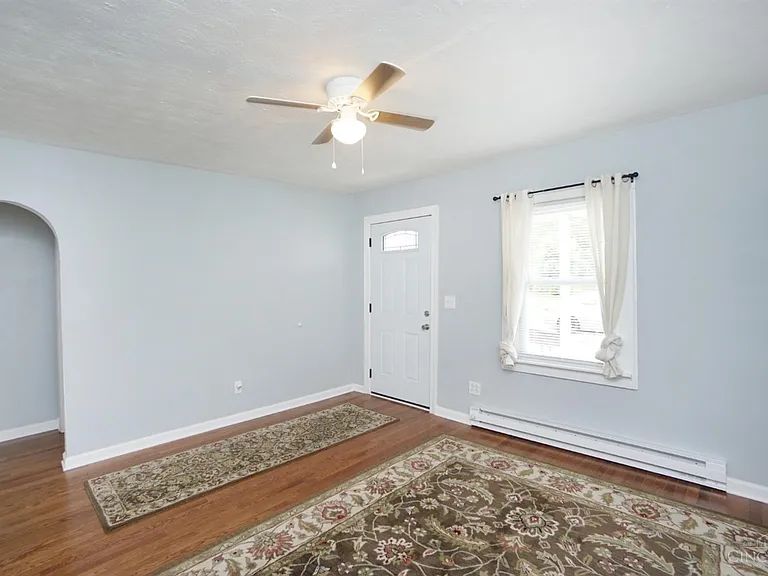 607 E Main St — Photo 3