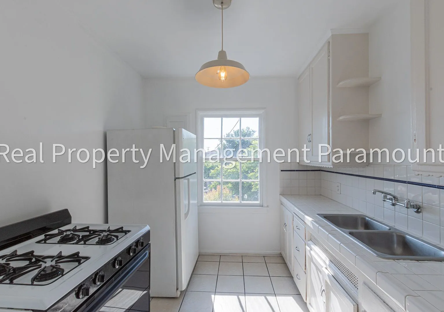 Beautiful 2 Bed 1 Bath For Rent With Parking ! — Photo 1