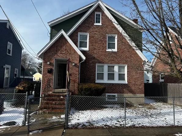 8 Winborough St, Hyde Park, MA 02136