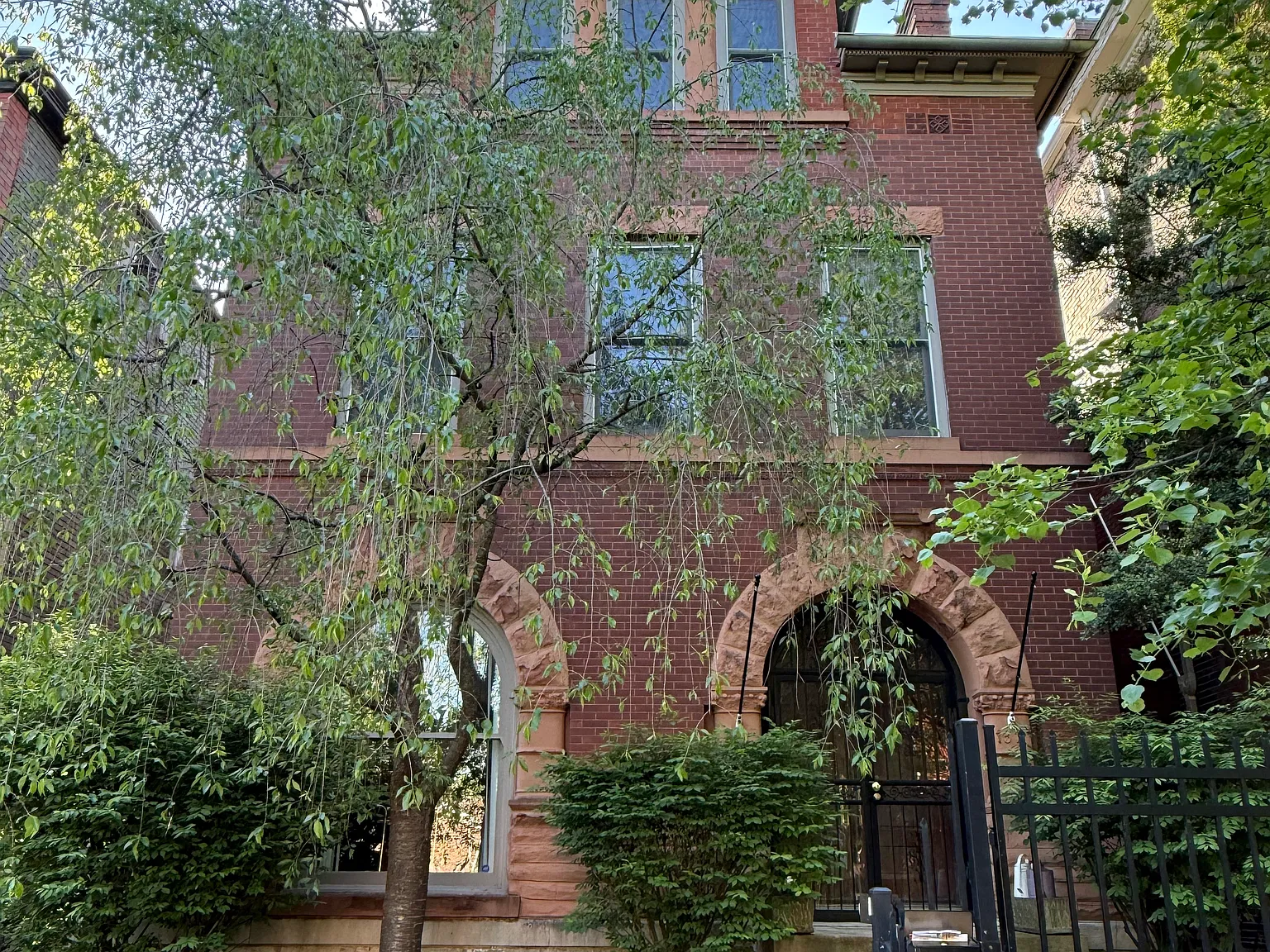 6 bed, 4400 sqft, $3,000 — Photo 1