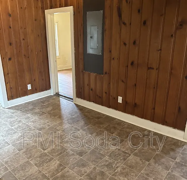 211 E Brooks St #F — Photo 3