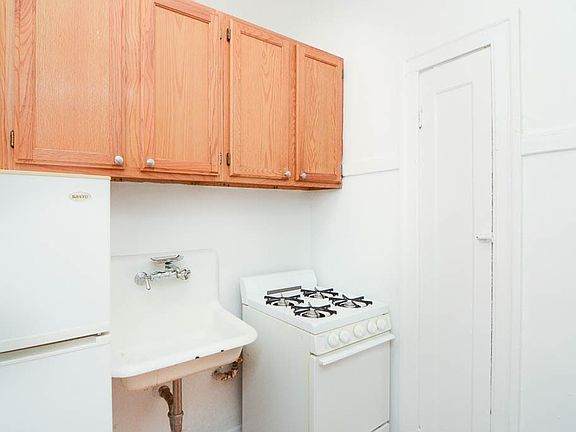 3rd image of 2536 N Sawyer Ave #501