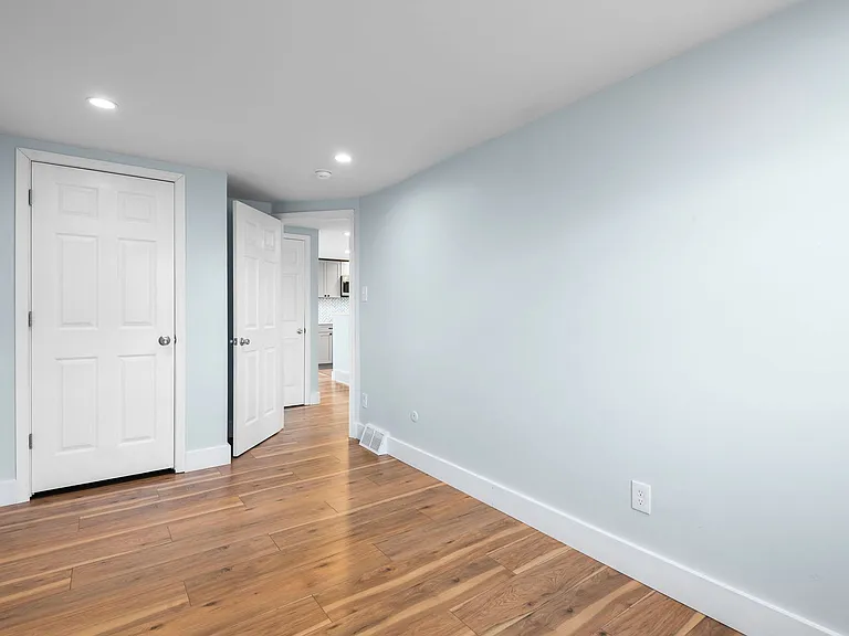 137 W Maryland Ave — Photo 11