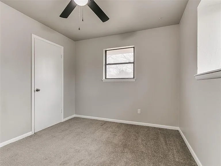 923 SW 3rd St — Photo 37