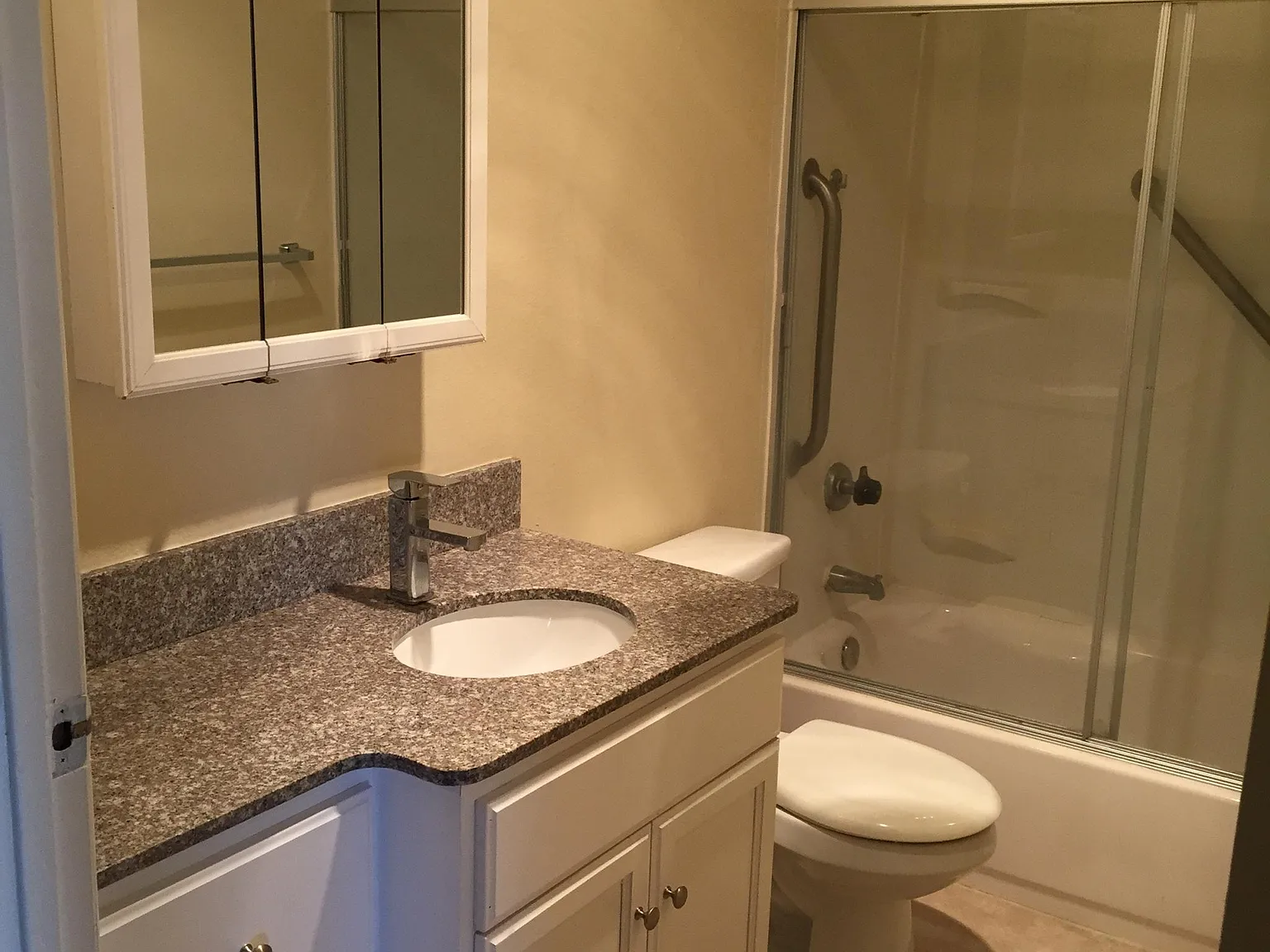 2 bed, 1000 sqft, $2,400 — Photo 4