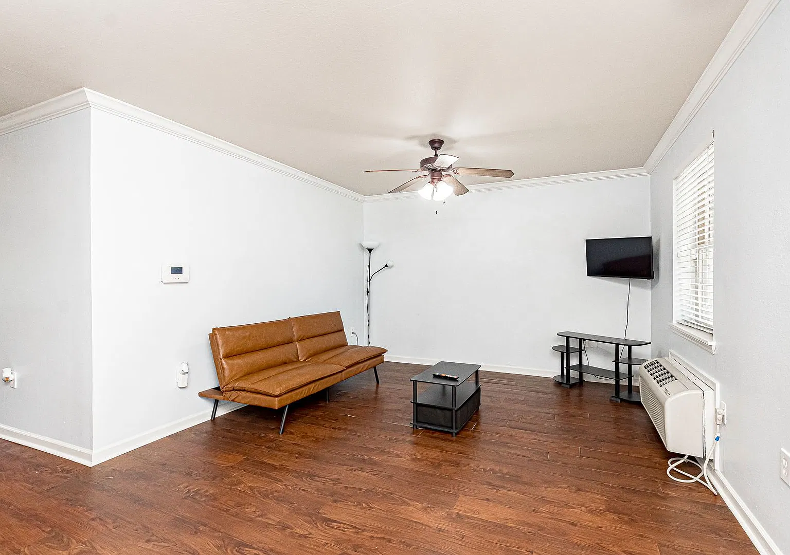 2 Bedroom Downstairs condo available Now Near LSU — Photo 4