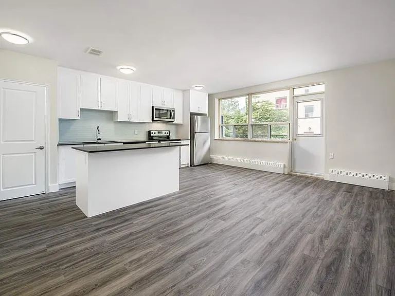 1301 Dundas St W — Photo 17